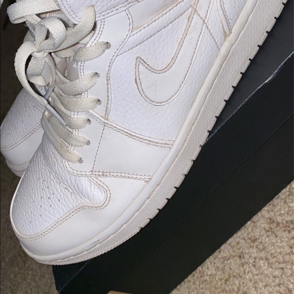 Jordan 1s MENS size 9 - Picture 3 of 6